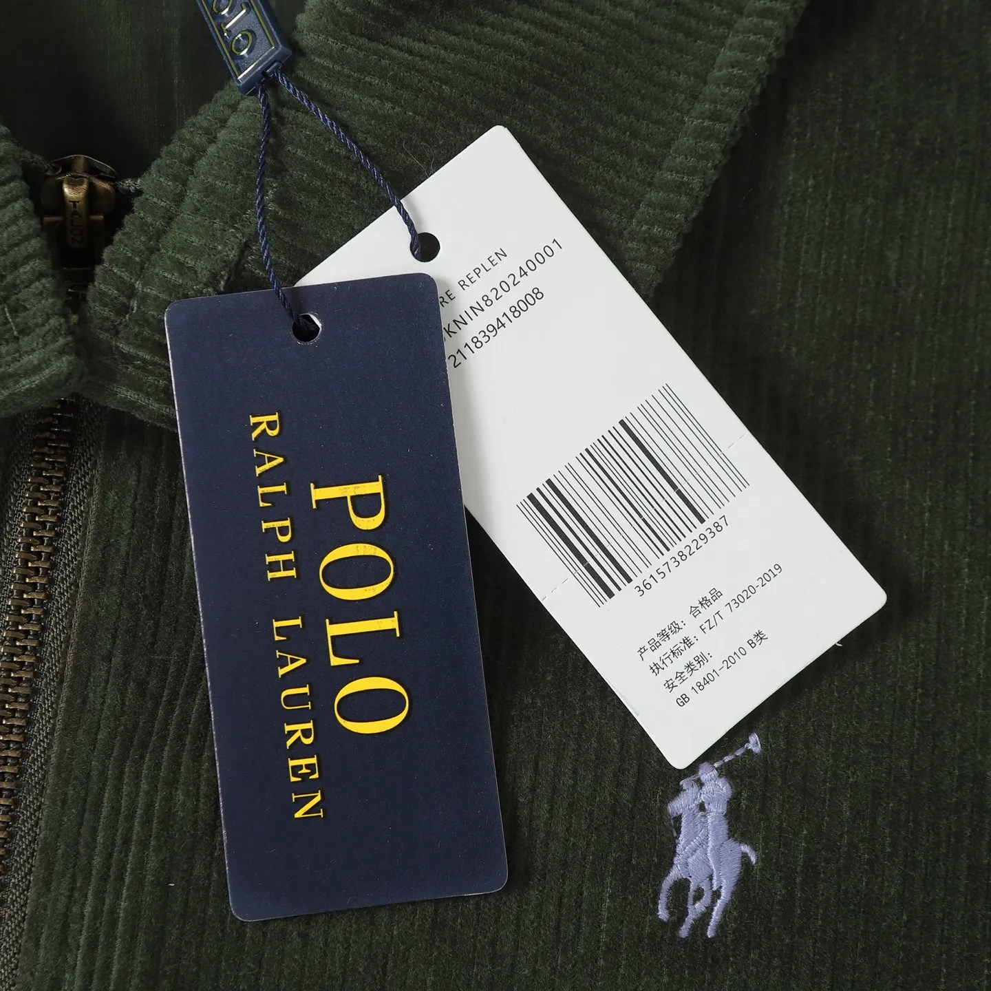 P540 Ralph Lauren embroidered corduroy jacket. Customized wide-ribbed corduroy fabric, elegantly presented in a deep navy blue, low-key and luxurious. The exquisite red pony logo is embellished, igniting the overall vitality and passion. The stand-up collar design is simple and elegant. Using imported machine embroidery technology, advanced computer control systems and precision mechanical components are used to achieve the iconic pony embroidery operation. The template machine opens the bag, and the preset template guides the position, shape and size of the bag. The accuracy ensures the quality of the bag opening effect. The infrared positioning cutting machine uses an infrared transmitter and an infrared receiver to achieve precise positioning of materials. The accuracy can reach the micron level, thereby meeting the effect of high-precision cutting of plaid alignment. Color: Green/Coffee Size: S-M-L